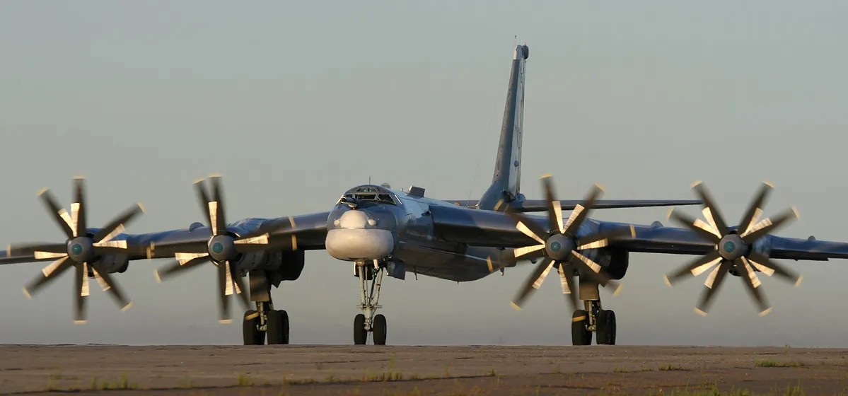 रूस का Tu-95MS रणनीतिक बॉम्बर