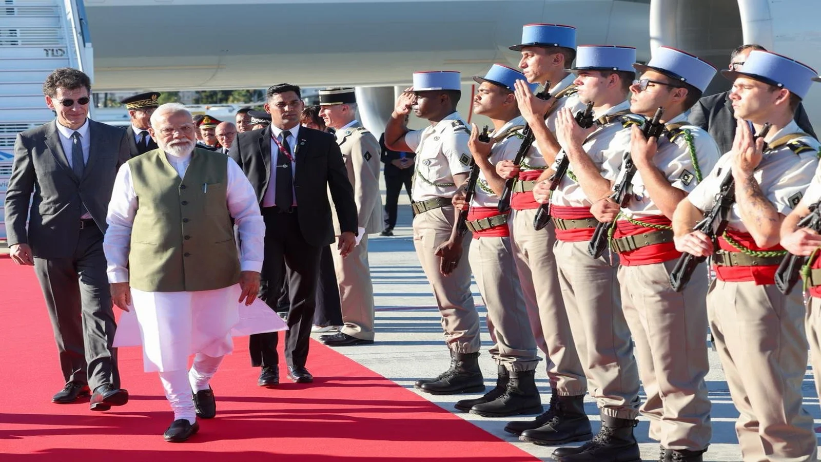 पीएम मोदी का फ्रांस दौरा, नीस में पीएम मोदी के भव्य स्वागत की तस्वीर